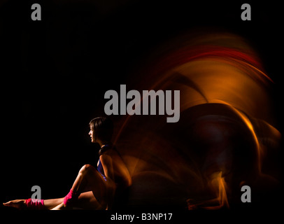 Dancer jumping par l'air s'anime comme des sentiers de lumière,l'impact professionnel,fait,posé,photoshoot,de travail, Banque D'Images