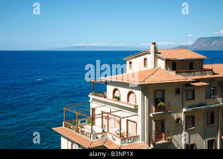 Haus am Meer, Mehrfamilienhaus an der Mittelmeerkueste à Scilla, Porec, Italien Banque D'Images