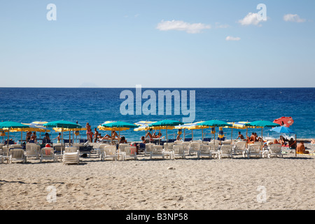 L'Italie, la Calabre, Scilla, Skylla, Province de Reggio de Calabre, Alto côte, détroit de Messine, détroit de Messine, plage de baignade, de la plage Marina Grande, parasols, côte, mer tyrrhénienne, Mer Méditerranée Banque D'Images