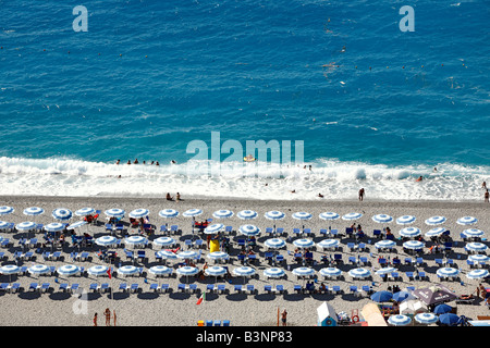 L'Italie, la Calabre, Scilla, Skylla, Province de Reggio de Calabre, Alto côte, détroit de Messine, détroit de Messine, plage de baignade, de la plage Marina Grande, parasols, côte, mer tyrrhénienne, Mer Méditerranée Banque D'Images