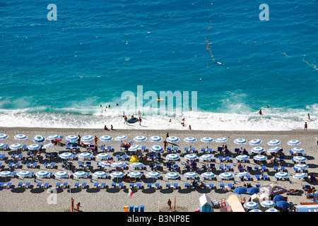 L'Italie, la Calabre, Scilla, Skylla, Province de Reggio de Calabre, Alto côte, détroit de Messine, détroit de Messine, plage de baignade, de la plage Marina Grande, parasols, côte, mer tyrrhénienne, Mer Méditerranée Banque D'Images