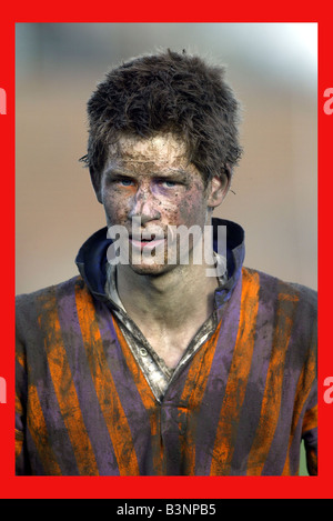 Le prince Harry joue dans l'Eton Wall game Novembre 2002 vu par son père le prince Charles prince de Galles à Eton College comté Prince Harry couvert de boue Banque D'Images