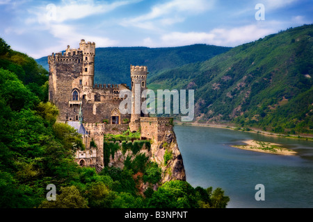 Rheinstein château médiéval, sur le Rhin en Allemagne. Banque D'Images