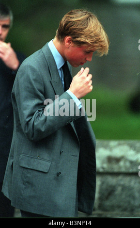 La mort de la princesse Diana 31 Août 1997 Le prince William met la main à son visage tourné vers le bas ressemble à fleurs et d'hommages à gauche Banque D'Images