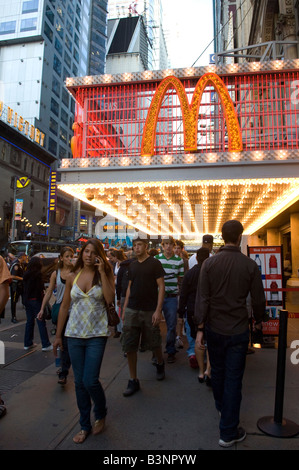 Le restaurant McDonald's de Times Square sur la 42e Rue, le 20 août 2008 Frances M Roberts Banque D'Images