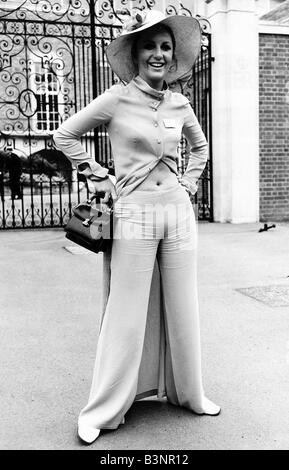 Mme Ross Benson de Chelsea à Royal Ascot en juin 1970 Première dame de porter un pantalon dans l'enceinte Royale 70 fashion Banque D'Images