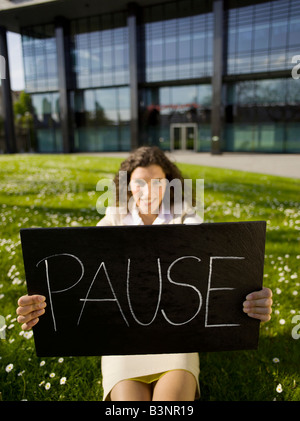 Allemagne, Baden-Württemberg, Stuttgart, business woman, holding sign Banque D'Images