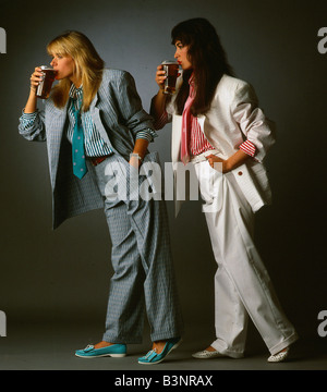 Carol Smillie fashion model 1987 Deux modèles portant des costumes pour hommes pinte potable verres de bière lager Banque D'Images