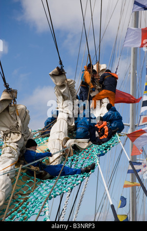 Les marins travaillant sur le voilier russe de la station Mir à la course des grands voiliers à Liverpool en juillet 2008 Demi-Marée Sandon Dock Banque D'Images