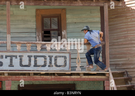 Cowboy dans une ville de style occidental Banque D'Images