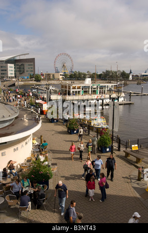 Les gens des cafés bars restaurants de Mermaid Quay sur la baie de Cardiff, Pays de Galles, Royaume-Uni après-midi d'été Banque D'Images