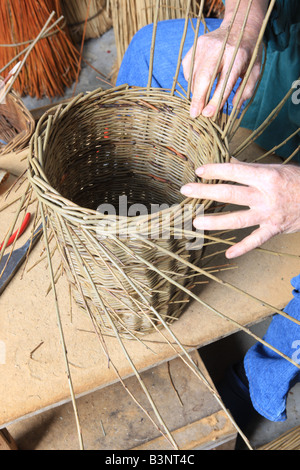 Norah Kennedy faisant un panier traditionnel dans son atelier de la vallée de Stroud, Gloucestershire Angleterre Banque D'Images