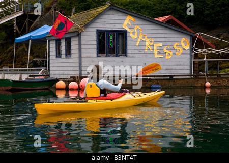 Kayak à un expresso flottant dans la baie Kachemak Flétan Cove près de Homer Alaska parution modèle Banque D'Images