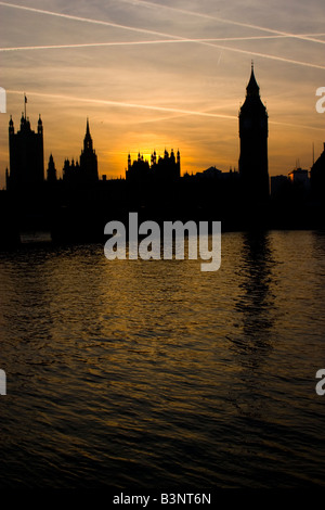 Big Ben et les chambres du Parlement à Londres silhouette sur le coucher du soleil Banque D'Images
