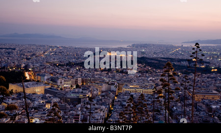 Vue d'Athènes depuis Likavitos Hill au crépuscule, Grèce Banque D'Images