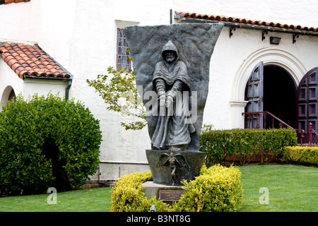 Statue de Saint Brendan le navigateur en face d'une église Banque D'Images