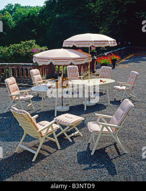 Salon de jardin FAUTEUILS ET PARASOLS DÉCORÉ DE TISSU RAYÉ ROSE Banque D'Images