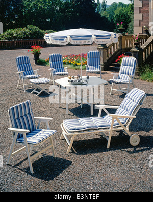 MEUBLES DE JARDIN FAUTEUILS FAUTEUIL ET PARASOL DÉCORÉS DE TISSUS À RAYURES BLEUES, TERRASSE, GRAVIER, ALSACE, FRANCE, EUROPE Banque D'Images