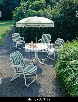 Salon de jardin fauteuils et parasol décoré de tissu rayé vert Banque D'Images