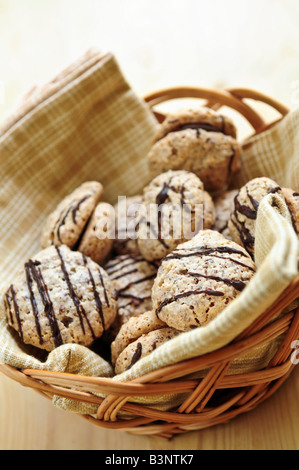 Chocolat aux noisettes cookies sandwich frais dans un panier Banque D'Images