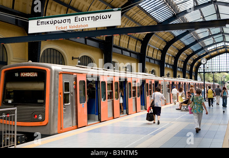 Les passagers sur la plate-forme en train à la station de métro du Pirée, Athènes, Grèce Banque D'Images