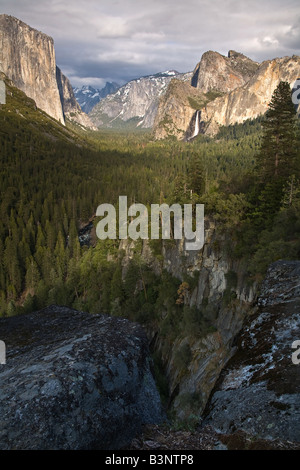 Moss et rochers mènent dans la vallée de Yosemite vu de vue de tunnel. Banque D'Images