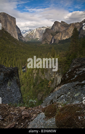 Moss et rochers mènent dans la vallée de Yosemite vu de vue de tunnel. Banque D'Images