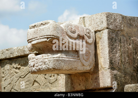 Détail de la sculpture de la tête de serpent sur la plate-forme des aigles et Jaguars, Chichen Itza, péninsule du Yucatan, au Mexique. Banque D'Images