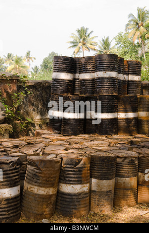 Les fûts d'huile sur le côté de la route, Kerala, Inde Banque D'Images