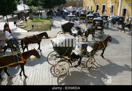 Défilé de jour de mai, la Plaza de la Constitution, Izamal, péninsule du Yucatan, Mexique Banque D'Images