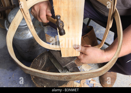 Carl Sadler faire Jardin Trugs dans son atelier à Malmesbury Wilts Banque D'Images