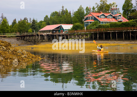 Kayak dans la baie Kachemak Flétan Cove près de Homer Alaska parution modèle Banque D'Images