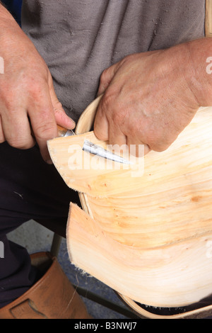 Carl Sadler faire Jardin Trugs dans son atelier à Malmesbury Wilts Banque D'Images