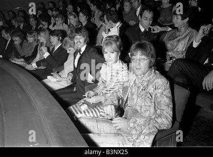 Les Beatles à première de film que j'ai remporté la guerre avec leurs femmes qui stars John Lennon à Piccadilly Circus, Octobre 1967 Banque D'Images