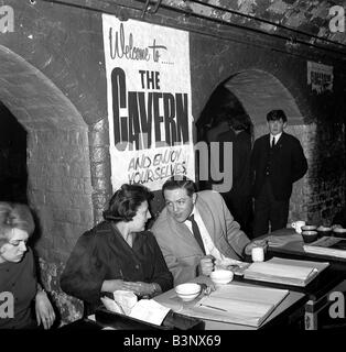 Les Beatles Mai 1964 Le Cavern Club dans la région de Matthew Street, où les Beatles ont fait leur nom le comité de réception de Liverpool qui prennent un shilling droit d'entrée à l'heure du déjeuner Banque D'Images