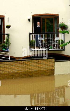 Homme plus âgé entouré par l'eau en attente de sauvetage dans sa maison pendant l'inondation du siècle. 2007 Evesham Banque D'Images