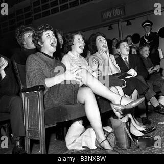 Groupe pop les Beatles Novembre 1963 filles excités criant pour leurs idoles pendant le concert live au Ham Banque D'Images