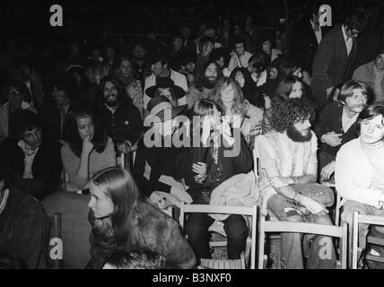 John Lennon et Yoko Ono sont anonymes dans le public de la performance de Bob Dylan à l'île de Wight Festival Pop Banque D'Images