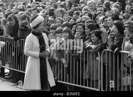 La reine Elizabeth II Mars 1973 ouvre un nouveau pont de Londres ici la Reine rencontre ses sujets dans la foule Banque D'Images