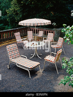 Salon de jardin et parasol chaise fauteuil en tissu à carreaux décorés Banque D'Images