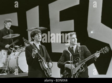 Les Beatles répéter pour leur apparition au Ed Sullivan Show TV à New York George Harrison a été clouée au lit alors roadie Neil Aspinall était dans pour la répétition avec George de retour pour la diffusion TV en direct Neil joue la guitare avec Paul McCartney et Ringo Starr Février 1964 Banque D'Images