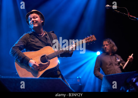 Mark Chadwick et Charlie Heather des Levellers joue live sur la scène du Festival Cropredy 2008 Banque D'Images