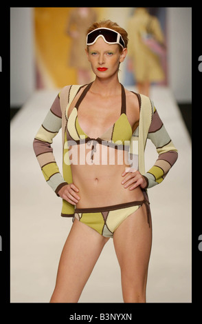 London fashion week Septembre 2003 Ing Olivia modèle représentée dans la Betty Jackson Montrez des vêtements Fashion catwalk modèles portant un bikini with matching cardigan Banque D'Images