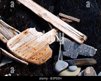 Driftwood échoués sur les rochers après une tempête Banque D'Images