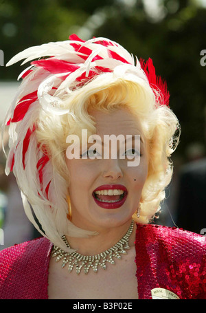 Suzie Kennedy sosie de Marilyn Monroe Royal Ascot 15 juin 2004 vêtu d'un costume rouge avec des plumes rouges et blanches hat Banque D'Images