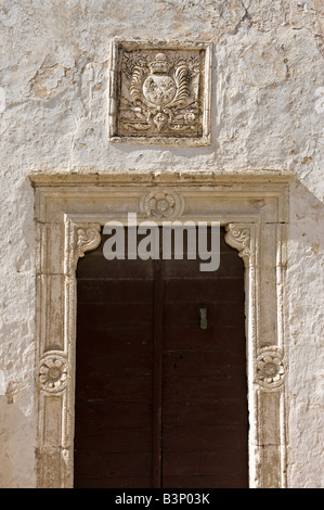 Porte avec surround en pierre sculptée et d'armoiries au-dessus de la ville de Cythère Kythira Grèce Banque D'Images