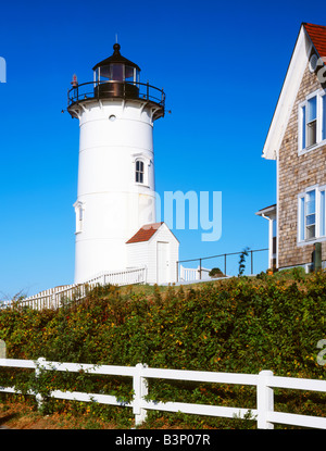 Nobska lighthouse à Woods Hole, Falmouth, Cape Cod, MA avec clôture blanche et ciel bleu profond. Banque D'Images