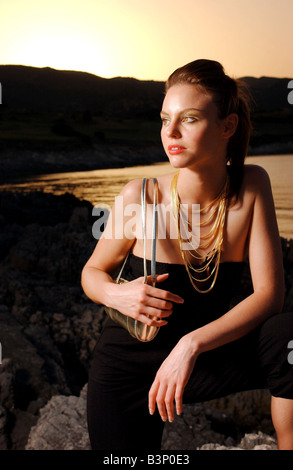 La mode grecque Mai 2003 Lauren Tempany Bretelles noir modélisation combinaison et colliers Banque D'Images