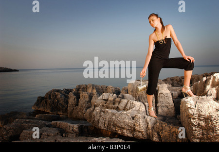 La mode grecque Mai 2003 Lauren Tempany Bretelles noir modélisation combinaison et colliers Banque D'Images