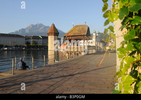 Vue sur le pont de la chapelle et de la tour de l'eau, une attraction touristique dans la ville de Lucerne, en Suisse centrale. Banque D'Images